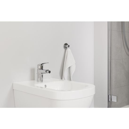 Súprava toaletná kefa Grohe Essentials 40374001, splachovacie tlačidlo Grohe Skate 38732000, 40689001, 40364001